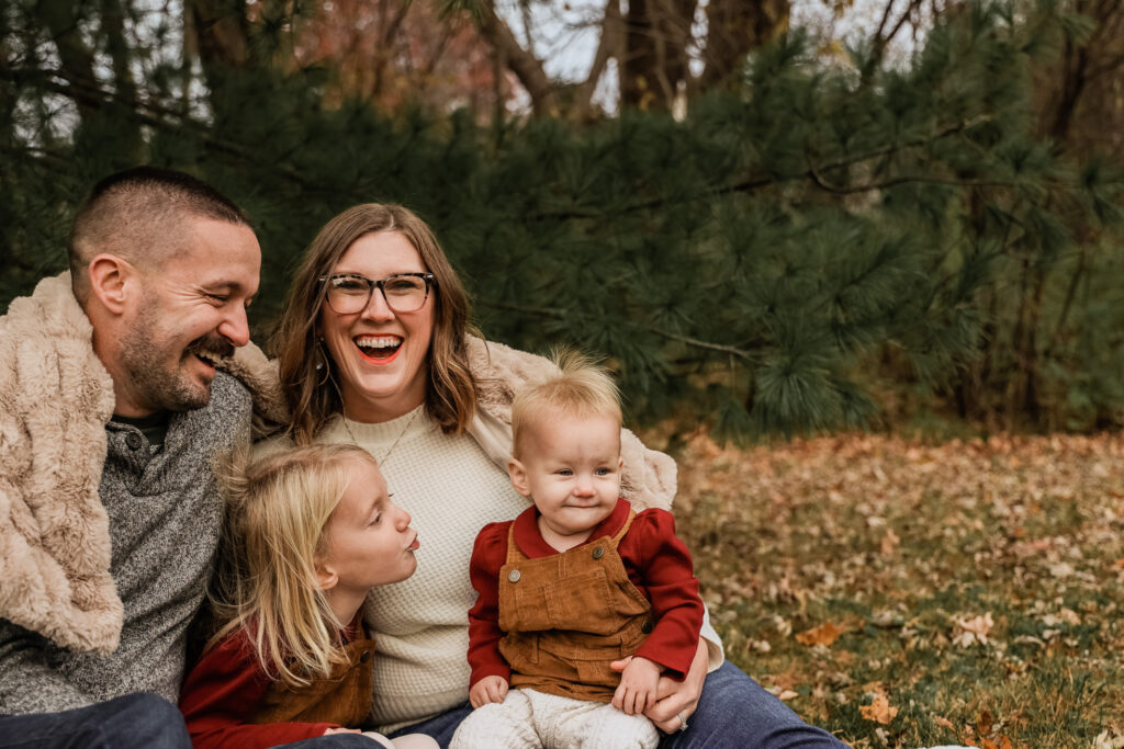 Family Photograpahy Sessions in Iowa City, Iowa | Rachel Louise Photography LLC